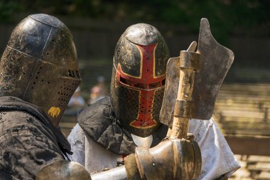 Lviv, Ukrayna Ağustos 04, 2018: Festival Ortaçağ tarihi ve knight duels Lviv.Knights mücadele grup savaşlarda şehir parkında