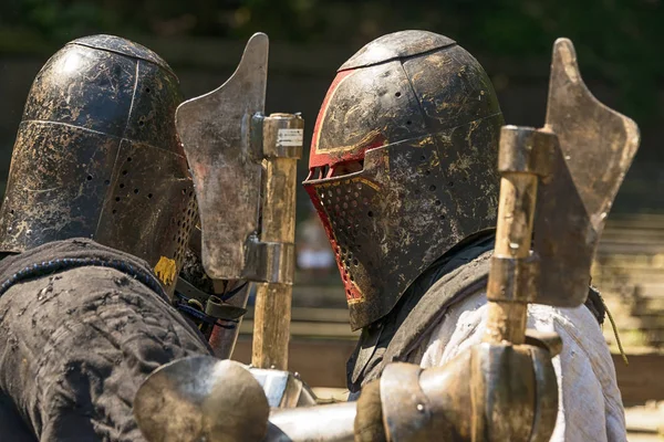 Lviv, Ukrayna Ağustos 04, 2018: Festival Ortaçağ tarihi ve knight duels Lviv.Knights mücadele grup savaşlarda şehir parkında
