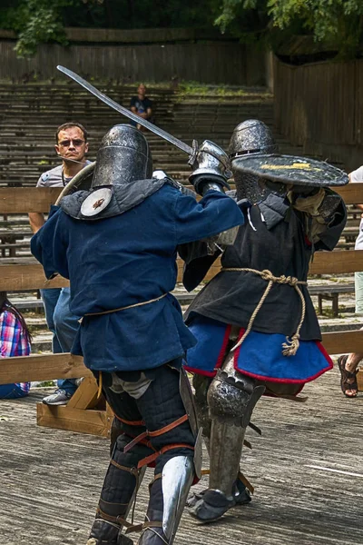 リヴィウ ウクライナ 2018 グループの戦いで Lviv Knights の戦いにおいて都市公園における中世の歴史と騎士の決闘の祭り — ストック写真