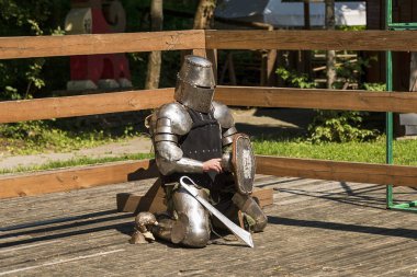 Lviv, Ukrayna Ağustos 04,2018: Festival Ortaçağ tarihi ve knight duels Lviv.Knights mücadele grup savaşlarda şehir parkında