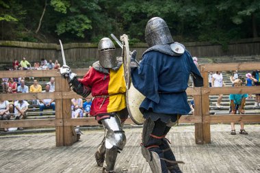 Lviv, Ukrayna Ağustos 04, 2018: Festival Ortaçağ tarihi ve knight duels Lviv.Knights mücadele grup savaşlarda şehir parkında