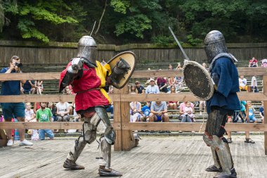 Lviv, Ukrayna Ağustos 04, 2018: Festival Ortaçağ tarihi ve knight duels Lviv.Knights mücadele grup savaşlarda şehir parkında