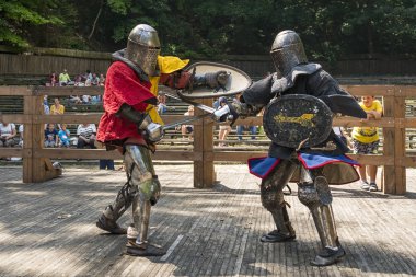 Lviv, Ukrayna Ağustos 04, 2018: Festival Ortaçağ tarihi ve knight duels Lviv.Knights mücadele grup savaşlarda şehir parkında