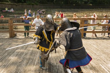 Lviv, Ukrayna Ağustos 04, 2018: Festival Ortaçağ tarihi ve knight duels Lviv.Knights mücadele grup savaşlarda şehir parkında