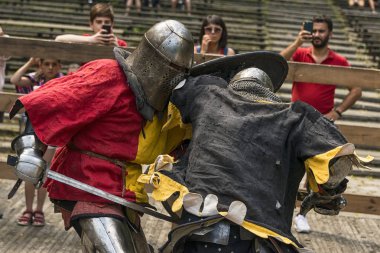 Lviv, Ukrayna Ağustos 04, 2018: Festival Ortaçağ tarihi ve knight duels Lviv.Knights mücadele grup savaşlarda şehir parkında
