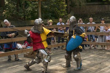 Lviv, Ukrayna Ağustos 04, 2018: Festival Ortaçağ tarihi ve knight duels Lviv.Knights mücadele grup savaşlarda şehir parkında