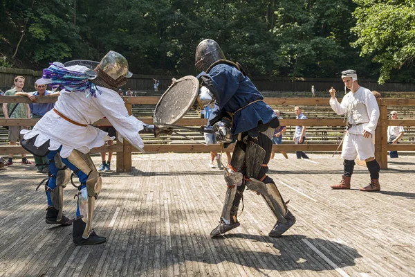 Lviv, Ukrayna Ağustos 04, 2018: Festival Ortaçağ tarihi ve knight duels Lviv.Knights mücadele grup savaşlarda şehir parkında