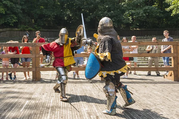 Lviv, Ukrayna Ağustos 04, 2018: Festival Ortaçağ tarihi ve knight duels Lviv.Knights mücadele grup savaşlarda şehir parkında