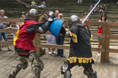 Lviv, Ukrayna Ağustos 04, 2018: Festival Ortaçağ tarihi ve knight duels Lviv.Knights mücadele grup savaşlarda şehir parkında