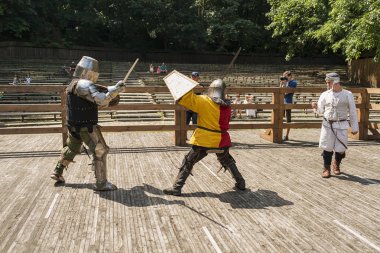 Lviv, Ukrayna Ağustos 04, 2018: Festival Ortaçağ tarihi ve knight duels Lviv.Knights mücadele grup savaşlarda şehir parkında
