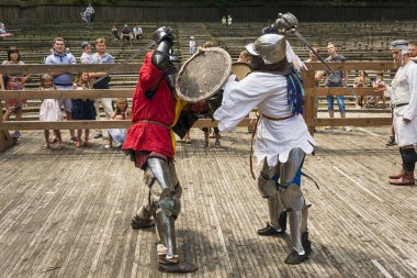Lviv, Ukrayna Ağustos 04, 2018: Festival Ortaçağ tarihi ve knight duels Lviv.Knights mücadele grup savaşlarda şehir parkında