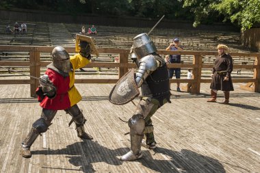 Lviv, Ukrayna Ağustos 04, 2018: Festival Ortaçağ tarihi ve knight duels Lviv.Knights mücadele grup savaşlarda şehir parkında