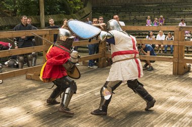 Lviv, Ukrayna Ağustos 04, 2018: Festival Ortaçağ tarihi ve knight duels Lviv.Knights mücadele grup savaşlarda şehir parkında