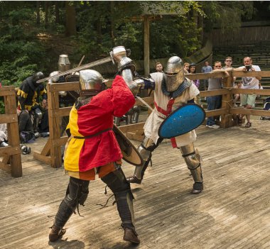 Lviv, Ukrayna Ağustos 04, 2018: Festival Ortaçağ tarihi ve knight duels Lviv.Knights mücadele grup savaşlarda şehir parkında