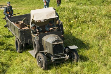 Lviv, Ukrayna, 03 Eylül 2018: Askeri tarihi yeniden Batı Ukrayna Halk Cumhuriyeti ilan Lviv park City yüzüncü adamıştır. Sagittarians Fiat kamyon üzerinde savaş doğru hareket.