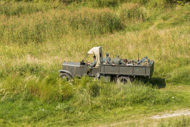 Lviv, Ukrayna, 03 Eylül 2018: Askeri tarihi yeniden Batı Ukrayna Halk Cumhuriyeti ilan Lviv park City yüzüncü adamıştır. Sagittarians Fiat kamyon üzerinde savaş doğru hareket.