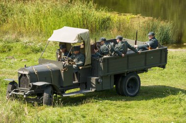 Lviv, Ukrayna, 03 Eylül 2018: Askeri tarihi yeniden Batı Ukrayna Halk Cumhuriyeti ilan Lviv park City yüzüncü adamıştır. Sagittarians Fiat kamyon üzerinde savaş doğru hareket.