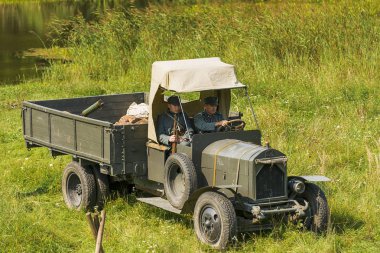 Lviv, Ukrayna, 03 Eylül 2018: Askeri tarihi yeniden Batı Ukrayna Halk Cumhuriyeti ilan Lviv park City yüzüncü adamıştır. Sagittarians Fiat kamyon üzerinde savaş doğru hareket.