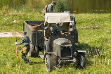 Lviv, Ukrayna Eylül, 03, 2018: Askeri tarihi yeniden Batı Ukrayna Halk Cumhuriyeti ilan Lviv park City yüzüncü adamıştır. Bir retro kabinde Lehçe üniformalı bilinmeyen sürücü 