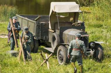 Lviv, Ukrayna Eylül, 03, 2018: Askeri tarihi yeniden Batı Ukrayna Halk Cumhuriyeti ilan Lviv park City yüzüncü adamıştır. Bir retro kabinde Lehçe üniformalı bilinmeyen sürücü 