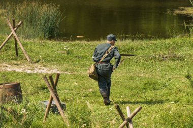 Lviv, Ukrayna Eylül, 03, 2018: Askeri tarihi yeniden Batı Ukrayna Halk Cumhuriyeti ilan Lviv park City yüzüncü adamıştır. Polonyalı asker savunma için hazır olun..