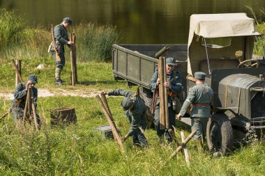 Lviv, Ukrayna Eylül, 03, 2018: Askeri tarihi yeniden Batı Ukrayna Halk Cumhuriyeti ilan Lviv park City yüzüncü adamıştır. Polonyalı asker savunma için hazır olun..