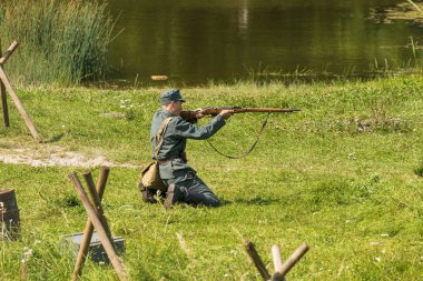 Lviv, Ukrayna Eylül, 03, 2018: Askeri tarihi yeniden Batı Ukrayna Halk Cumhuriyeti ilan Lviv park City yüzüncü adamıştır. Polonyalı asker savunma için hazır olun..