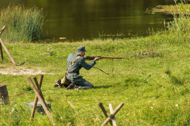 Lviv, Ukrayna Eylül, 03, 2018: Askeri tarihi yeniden Batı Ukrayna Halk Cumhuriyeti ilan Lviv park City yüzüncü adamıştır. Polonyalı asker savunma için hazır olun..