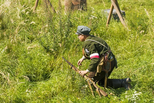 乌克兰 September 2018 军事历史重建致力于在利沃夫公园宣布的西乌克兰人民共和国的百年 波兰士兵准备防守 — 图库照片