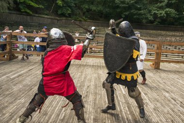 Lviv, Ukrayna Ağustos, 04.2018: Lviv.Knights grup savaşlarında şehir parkında ortaçağ tarihi ve şövalye düelloları