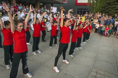 Lviv, Ukrayna - 05 Mayıs 2018: Şehir günü kutlama etkinlikleri. Şehir merkezine yakın dans yarışması gençler katılma .