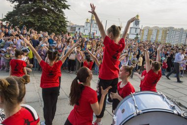 Lviv, Ukrayna - 05 Mayıs 2018: Şehir günü kutlama etkinlikleri. Şehir merkezine yakın dans yarışması gençler katılma .