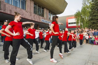Lviv, Ukrayna - 05 Mayıs 2018: Şehir günü kutlama etkinlikleri. Şehir merkezine yakın dans yarışması gençler katılma .