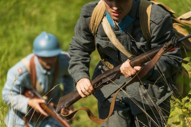 Lviv, Ukrayna Eylül, 03, 2018: Askeri tarihi yeniden Batı Ukrayna Halk Cumhuriyeti ilan Lviv park City yüzüncü adamıştır. Lehçe unifo imar katılımcısı portresi