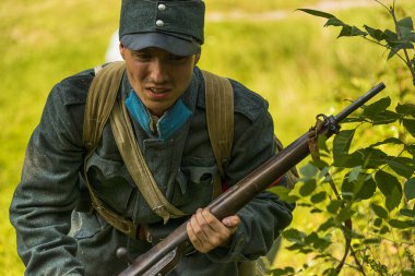 Lviv, Ukrayna Eylül, 03, 2018: Askeri tarihi yeniden Batı Ukrayna Halk Cumhuriyeti ilan Lviv park City yüzüncü adamıştır. Lehçe unifo imar katılımcısı portresi