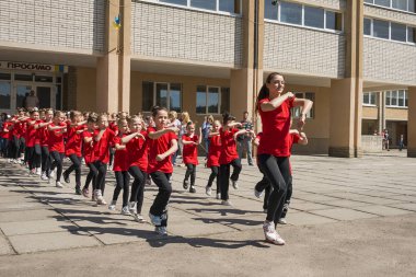Lviv, Ukrayna - 06 Mayıs 2018: Şehir günü kutlama etkinlikleri. Çocuk dans grupları yarışmada dans .
