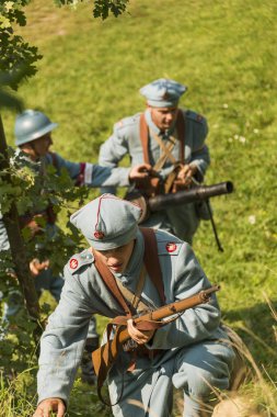 Lviv, Ukrayna Eylül, 03, 2018: Askeri tarihi yeniden Batı Ukrayna Halk Cumhuriyeti ilan Lviv park City yüzüncü adamıştır. Makine gunner Mart Polonya ordusu.