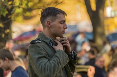 Lviv, Ukrayna Oktober, 14, 2018: Askeri tarihi imar Ukrayna isyancı ordu kurulması yıldönümü için adamıştır. Katılımcı imar portresi.