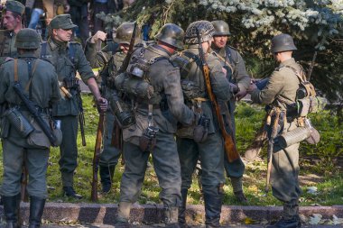 Lviv, Ukrayna Oktober, 14, 2018: Askeri tarihi imar Ukrayna isyancı ordu kurulması yıldönümü için adamıştır. Savaş sırasında imar katılımcıların.