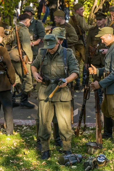 乌克兰利沃夫 军事历史重建是为了纪念乌克兰叛乱军队成立周年 参加利沃夫市城市公园的战斗做准备 — 图库照片