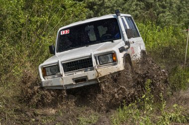 Yoldan araba tracko üstesinden gelir