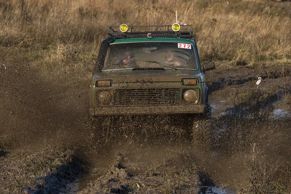 Offroad Car Overcomes Track — Stock Photo, Image
