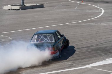 Drift araba parça üstesinden gelir.