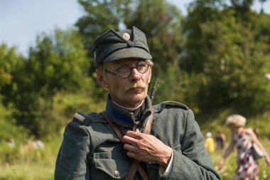 Lviv, Ukrayna Eylül, 03, 2018: Askeri tarihi yeniden Batı Ukrayna Halk Cumhuriyeti ilan yüzüncü adamıştır. Bir savaşçı Ukrayna asi ordusunun portresi