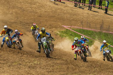 Bilinmeyen motosiklet yarışçıları parça üstesinden