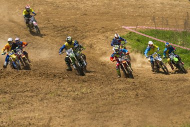 Bilinmeyen motosiklet yarışçıları parça üstesinden