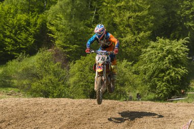 Bilinmeyen motosiklet yarışçısı parça üstesinden