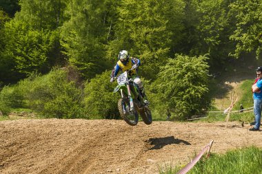 Bilinmeyen motosiklet yarışçısı parça üstesinden