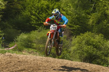 Bilinmeyen motosiklet yarışçısı parça üstesinden