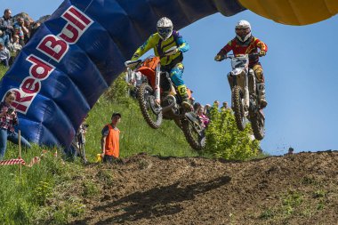 Bilinmeyen motosiklet yarışçıları parça üstesinden